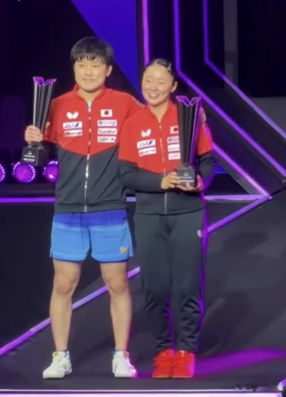 张家兄妹双双夺冠有感

莫听国乒衰落声，何妨吟啸且徐行，张家兄妹双夺冠，谁怕，老