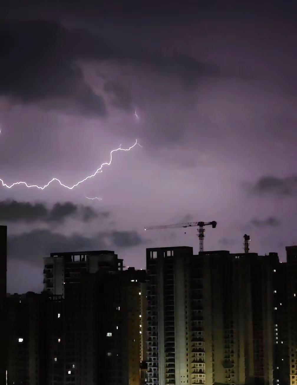 今夜西安的雷雨来得好及时🌧️ 高温憋了这么久，终于等来西安的雷雨正好赶上高考，