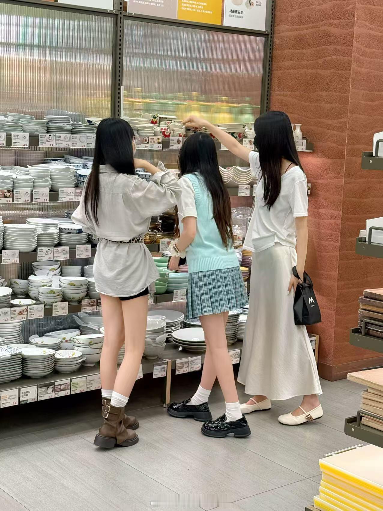 秋天搭配裙子什么鞋子合适！！感觉这三种鞋都各有特点，好纠结选哪双，姐妹们觉得呢 