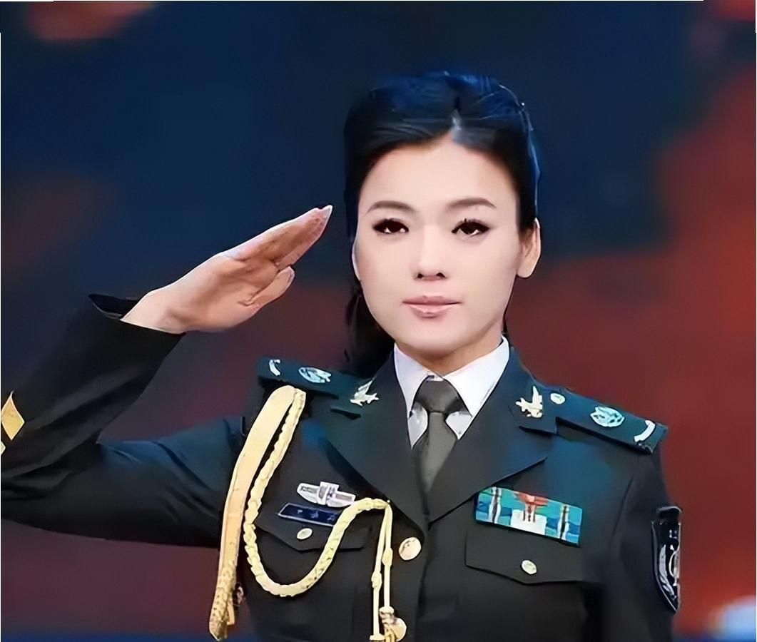 1999年，她和魏文彬的婚姻结束。曾被说“靠关系”她没辩解，转身穿上军装，顶着高
