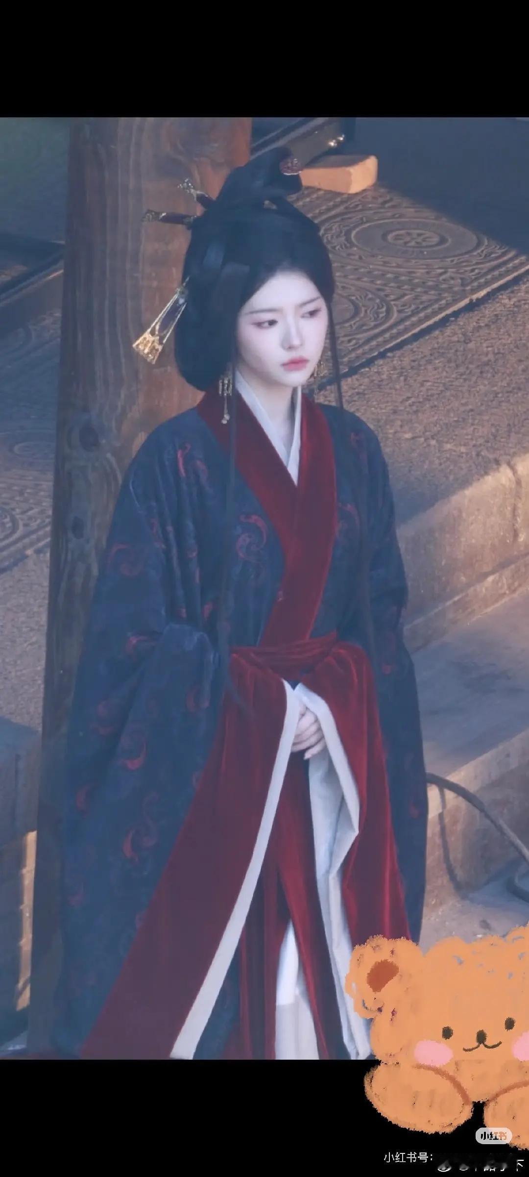 美但违和，感觉发型和脸不搭 ​​​