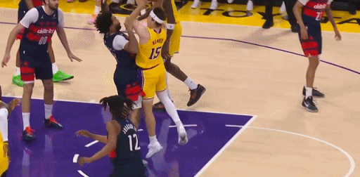 高度不够！这球看得出来詹姆斯是老了！
在今天NBA常规赛湖人对阵奇才的第一节比赛