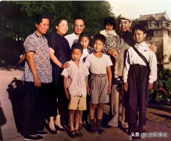 1951年颐和园，周恩来、邓颖超与郭沫若一家游园合影。画面温情质朴，褪去公务严肃