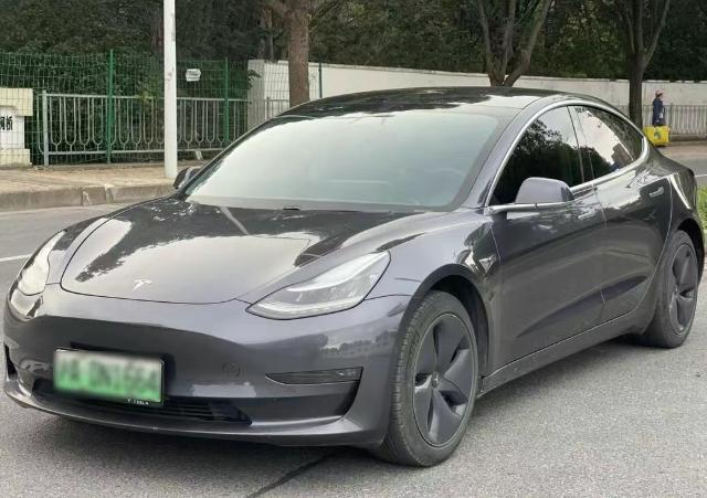 我邻居就是干二手车的，家里三台车全是油车。我问他：“新能源这么火，你咋不收台开开