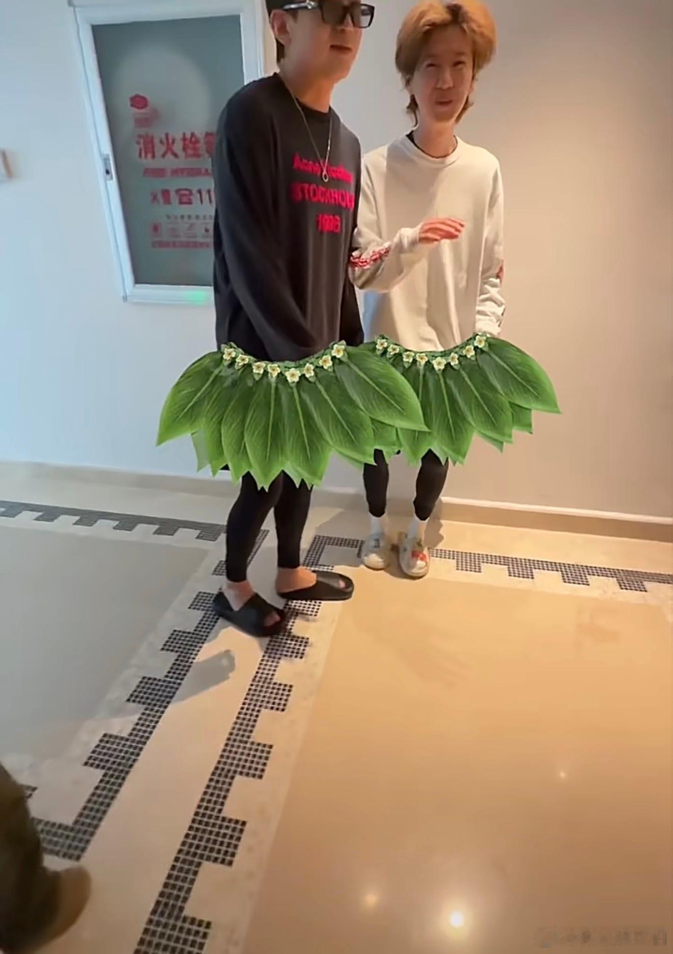 邓超爱豆妆我的天！！！我不行了怎么会有这么同频又搞笑的俩个人啊，鹿晗邓超完全没包