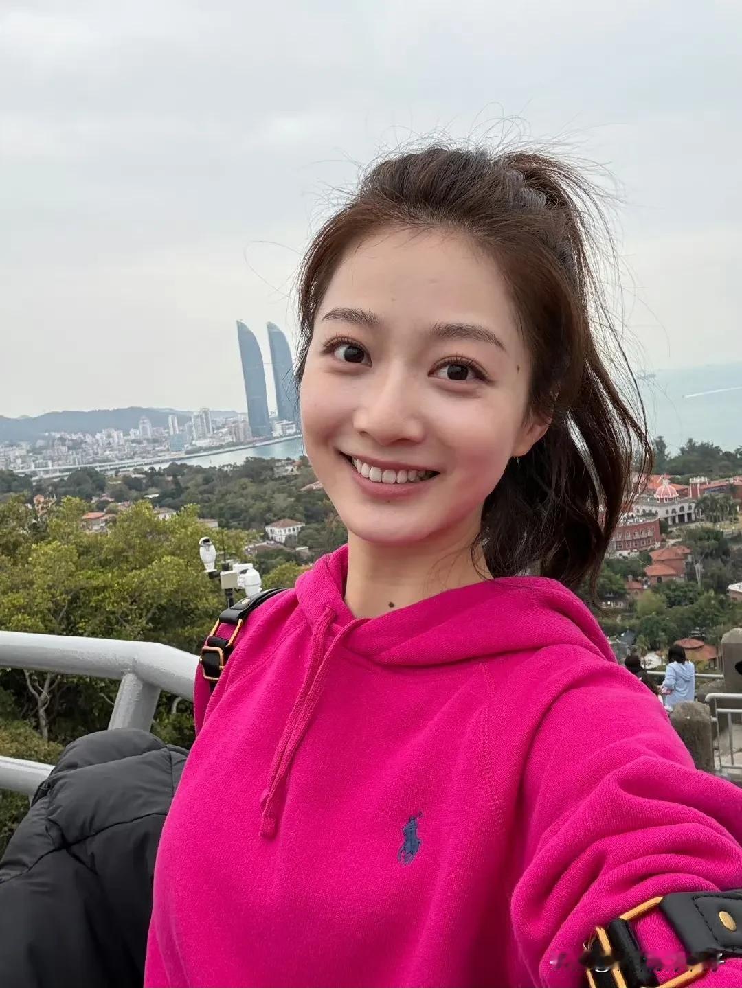 冯琳福建旅游照。
冯琳想起还有一些福建的旅游照没发，赶紧应个景，发个五一的旅游照