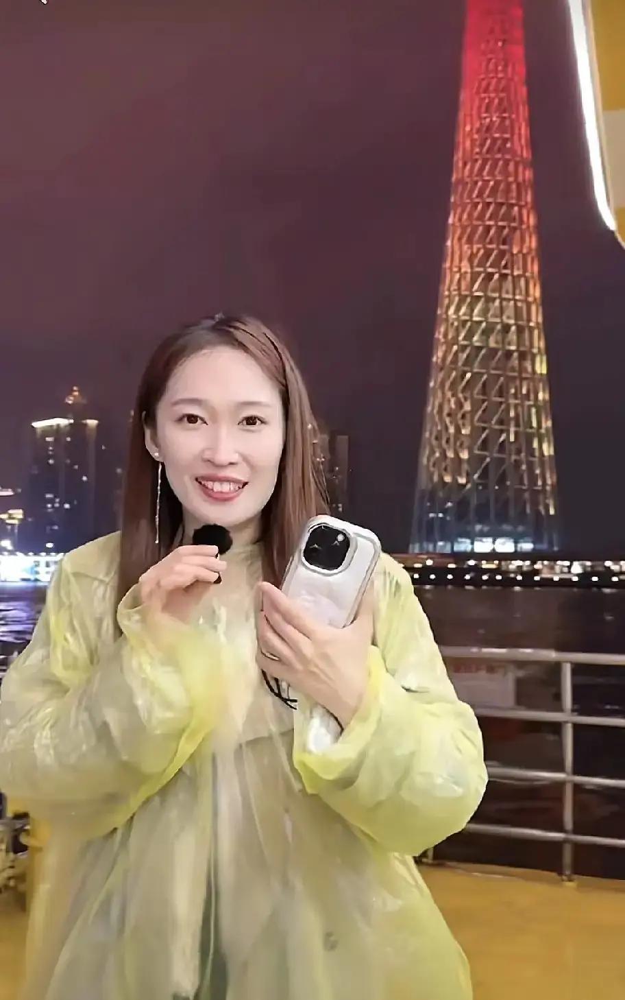 32岁YoYo脸垮了800万人却挤爆直播间
 
她第一次哭是两年前毕业专场，镜头