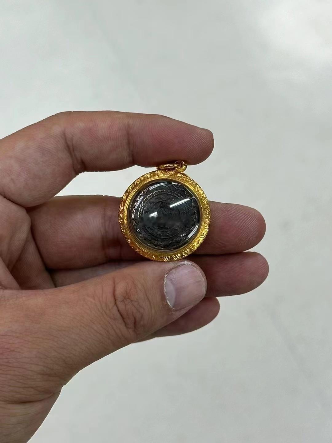 自己先包个90%厚金佩戴，蜘蛛网/月神符。阿赞初2550年照妖镜泽度金九宝铜材质