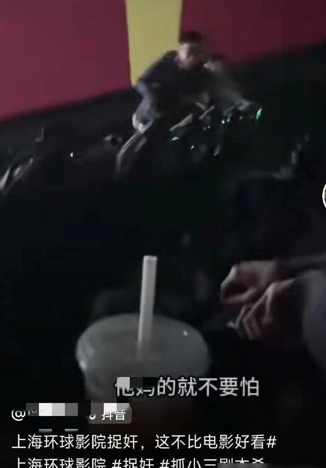 拿4岁亲儿子当“人形挡板”？
电影院里上演的这出戏，比《飞驰人生2》刺激一万倍！