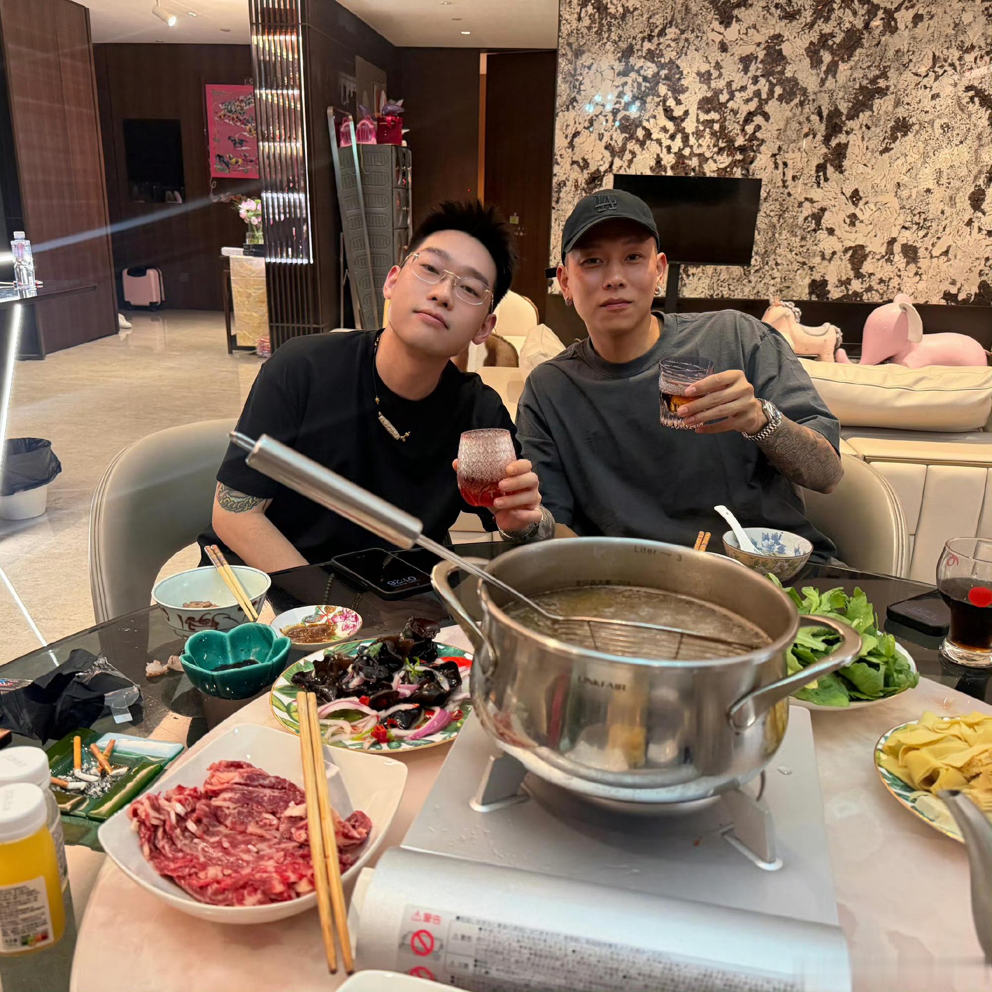 弹壳晒出和瘦子在家里吃火锅！弹壳