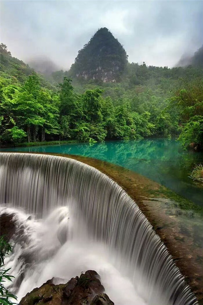 【这里是贵州】荔波山川秀丽，四季如春，是一块神秘的土地，被誉为地球腰带上的“绿宝