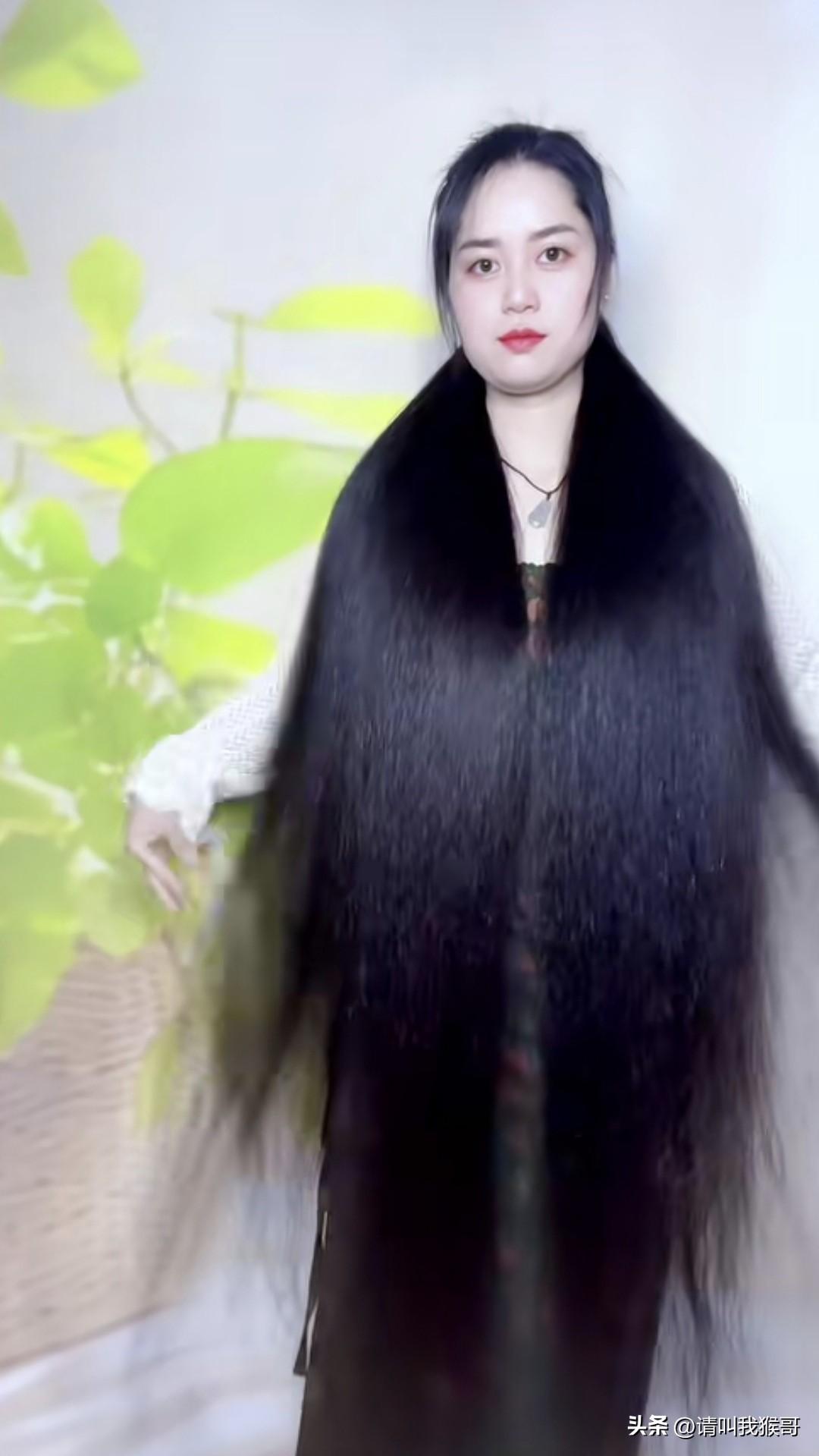 这长发都可以当衣服用了