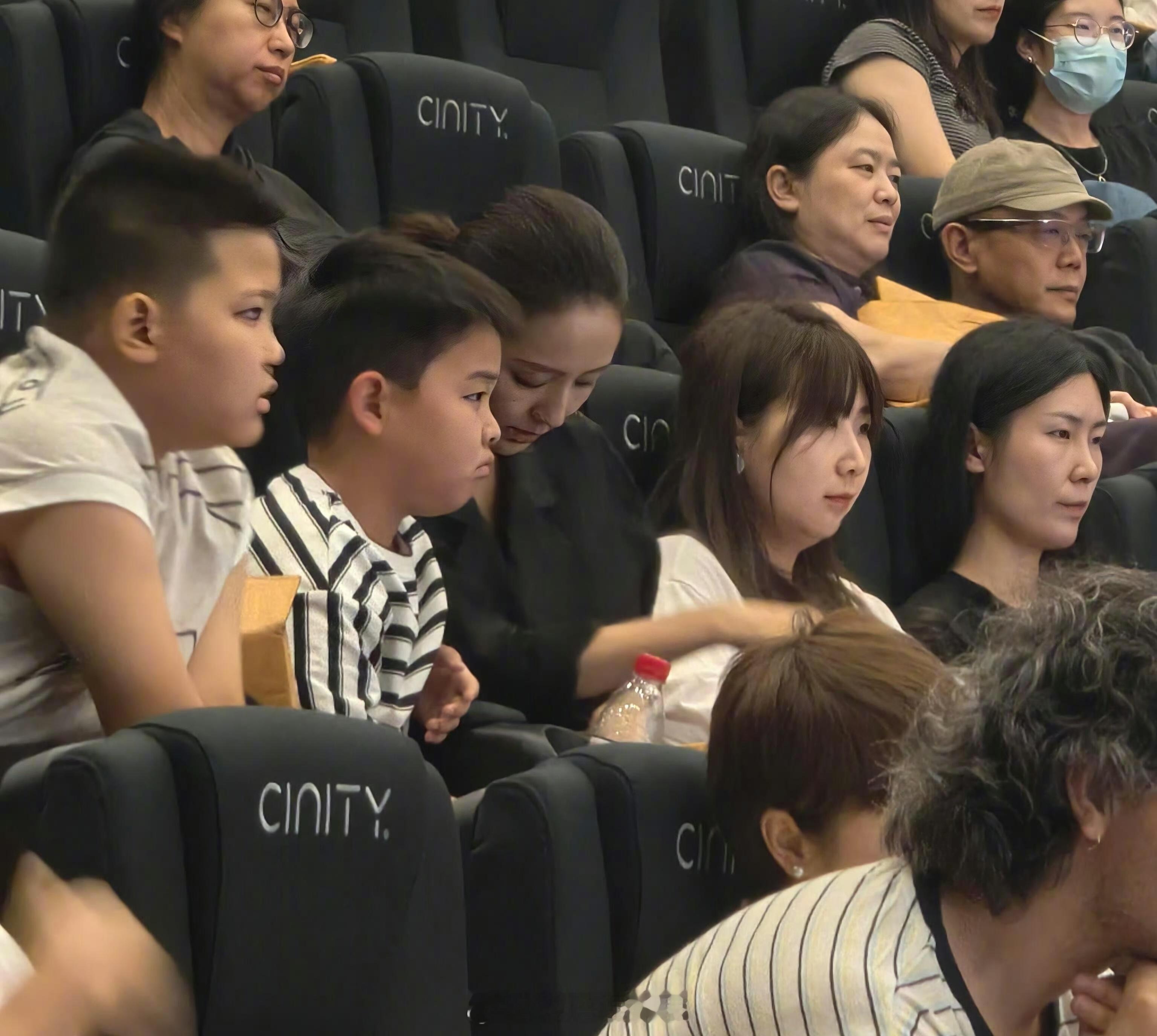 佟丽娅带儿子观看电影偶遇佟丽娅带儿子观看电影 佟丽娅带儿子观看电影，朵朵看到感动