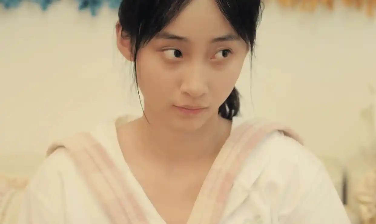 有没有觉得她很面熟，原来她演过梅婷的妹妹。

《主角》里，爱唱戏的小宋雨长大了，