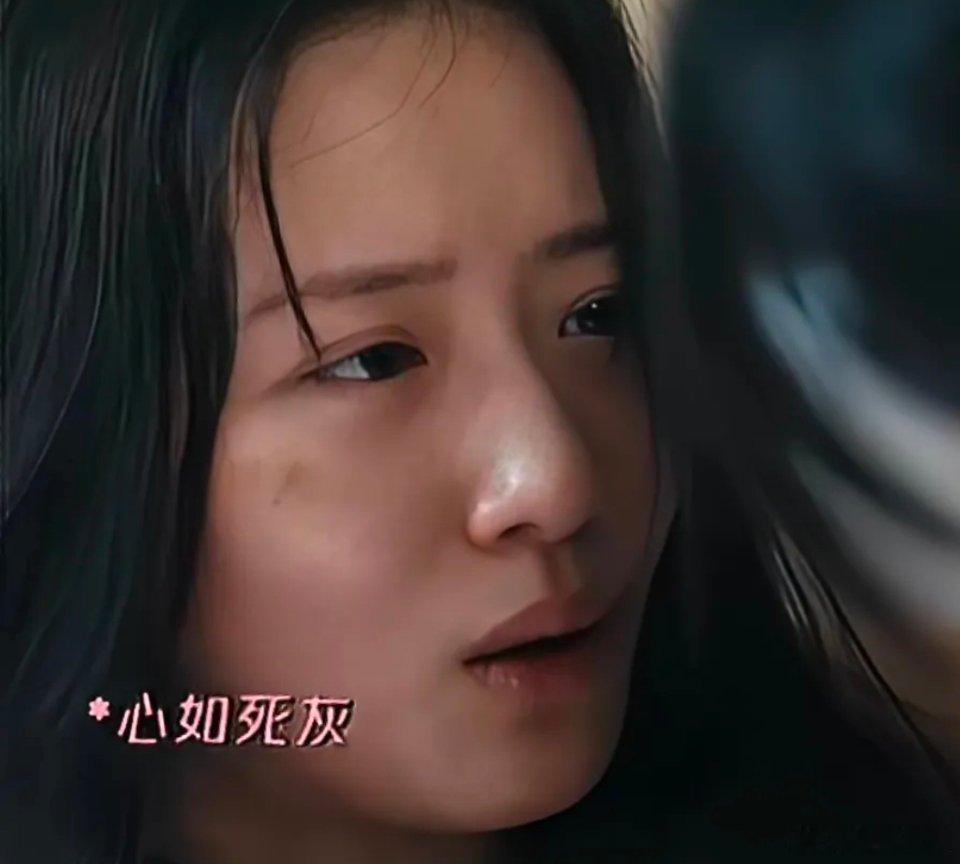 利剑玫瑰：水果刀在灯光下泛着冷光，郑薇薇的指尖颤抖着划过刀锋，那些被拐后日夜折磨