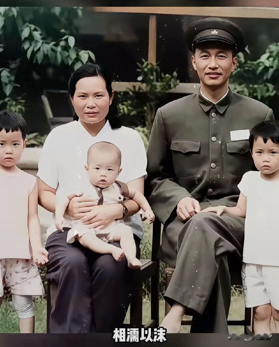 这是一对革命伴侣的家庭故事
夫人是老红军，十七岁嫁给开国将军，一共生育八个子女。