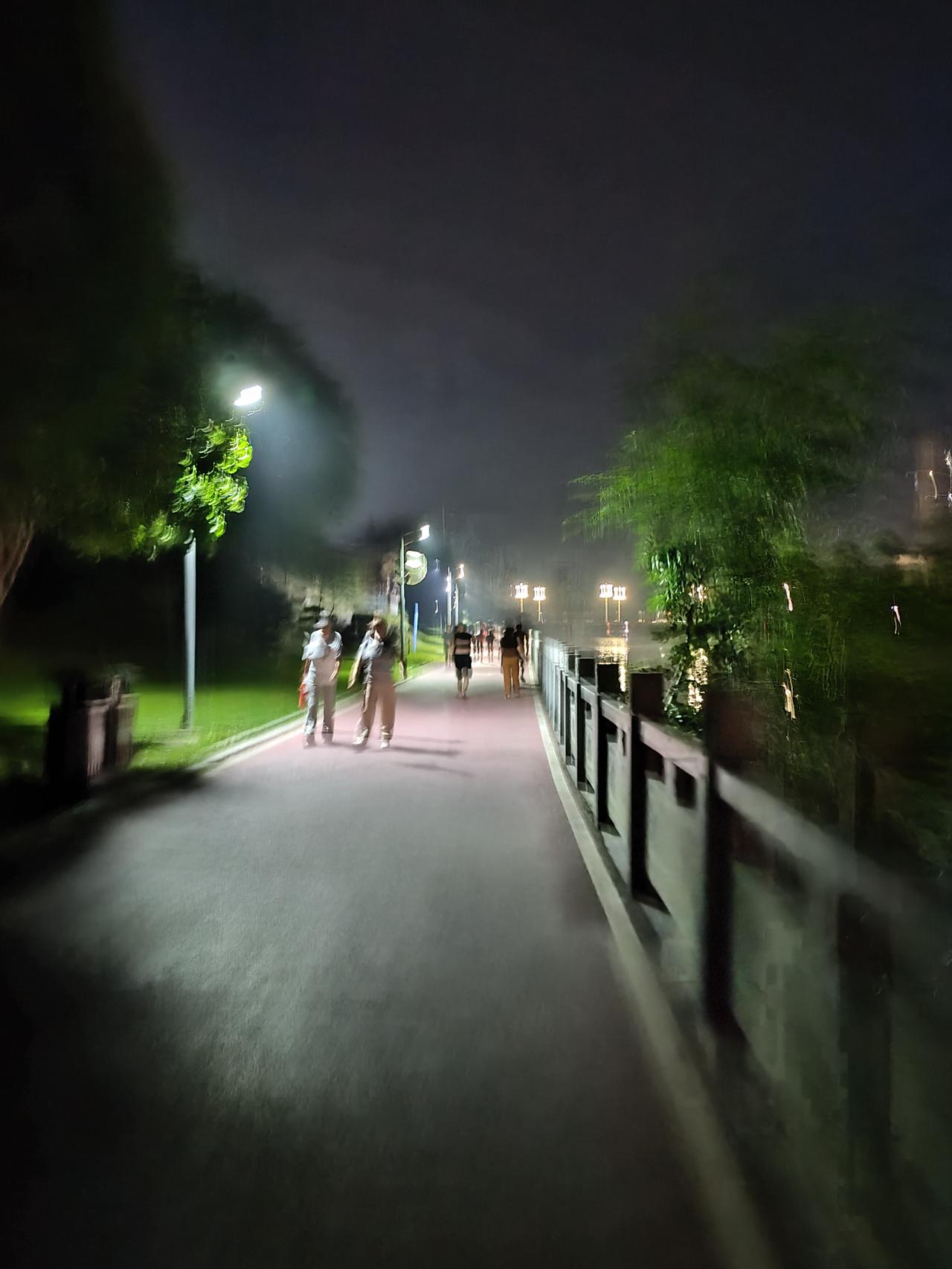漫步甘棠江，邂逅小城静谧夜晚
 夜色缓缓笼罩灵川甘棠江步道，沿路路灯依次亮起，暖