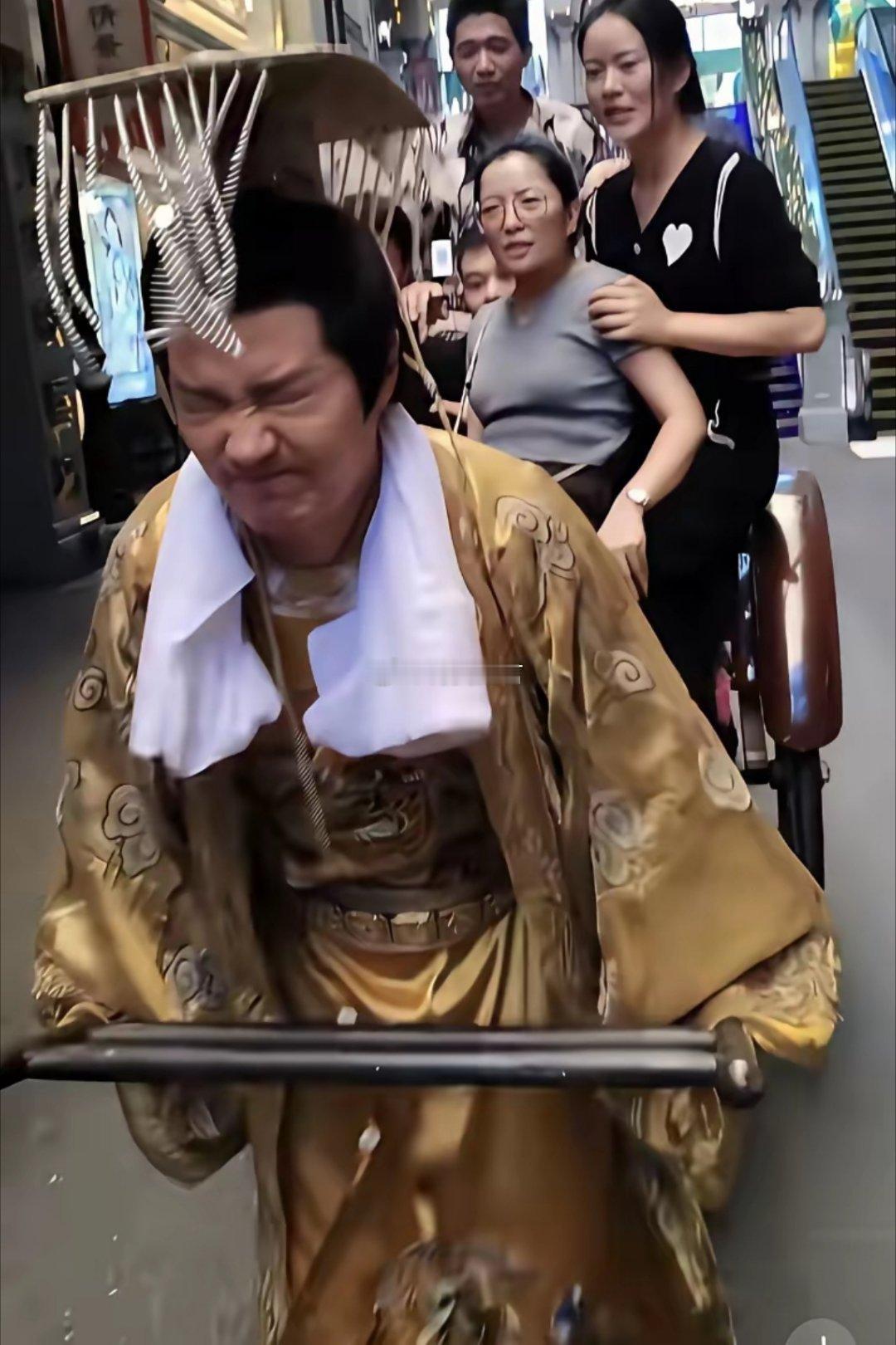 好可怜啊，曾经的一线明星，沦落到去景区干杂活，一天能赚5000吗？ ​​​