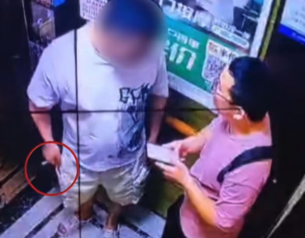 近日，长沙樊先生在电梯里遇见一对男女，男子竟当场抽烟。樊先生指出禁烟标志，男子不