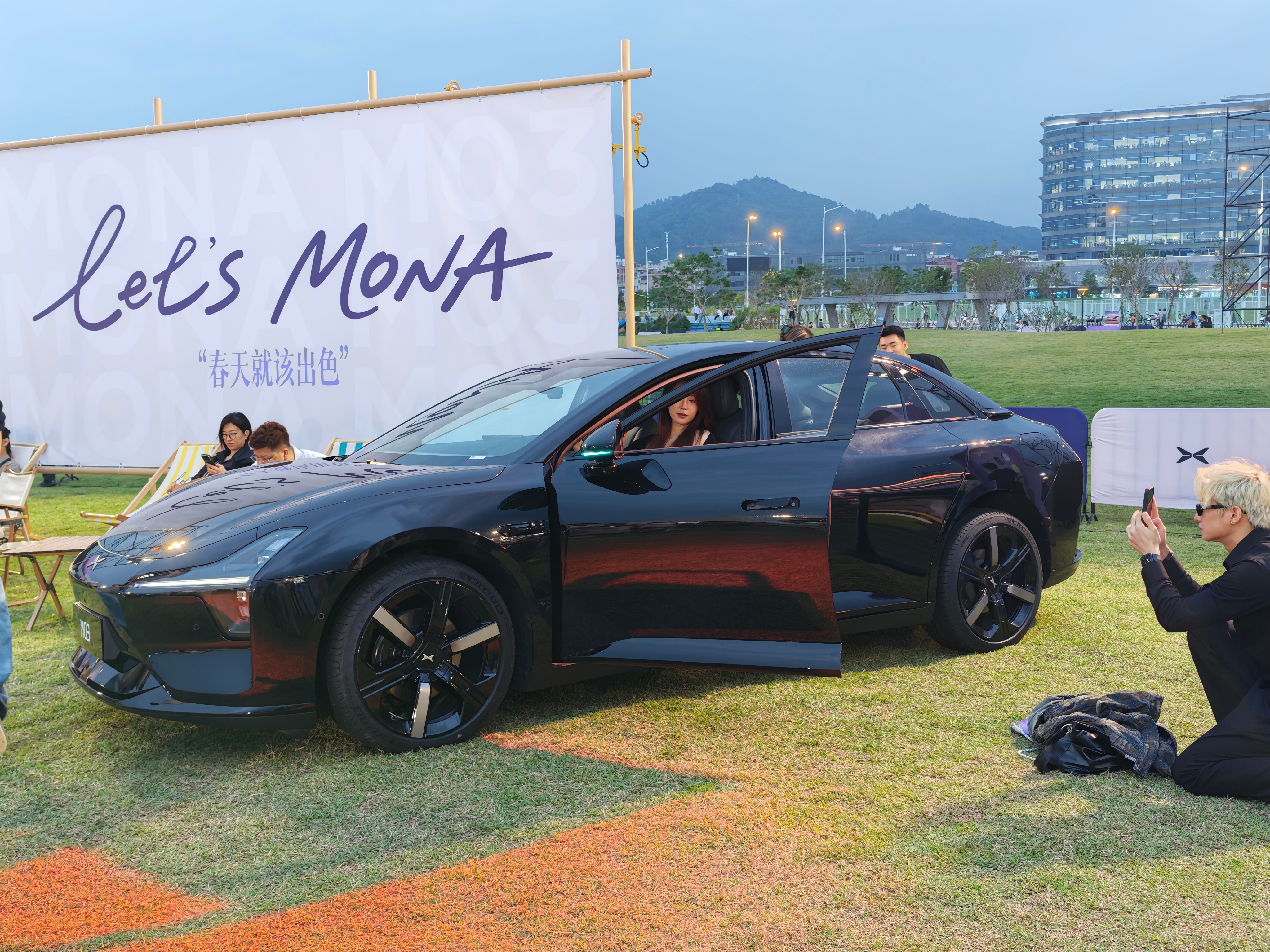 新款M03车漆好丰富，即便是黑色也很有质感2026款小鹏MONA大大大大大升级