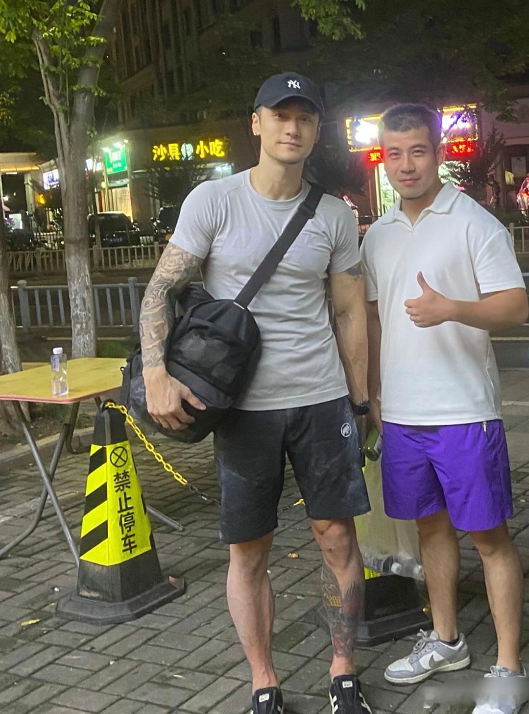 蒋劲夫在宁波吃火锅被网友偶遇，看起来他的身材练得超好，肌肉饱满，就是脸部状态很差