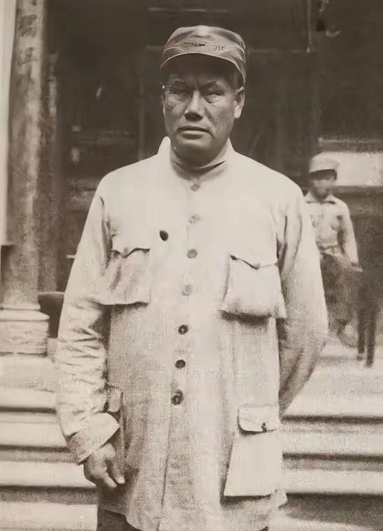 1939年，贺龙打算提拔自己的老部下当旅长，毛主席知道后，却反问：“那个给八路军