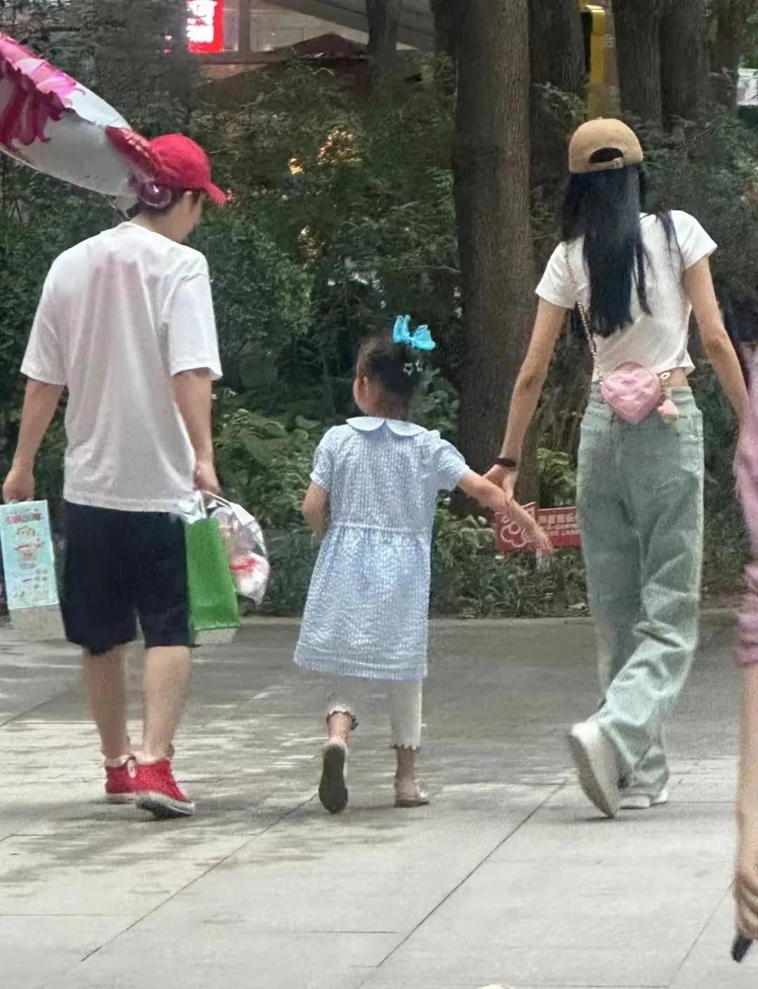 一家三口散伙再聚首，两人早就离婚了，两人实在过不下去了，两人早就没感情了，为了孩