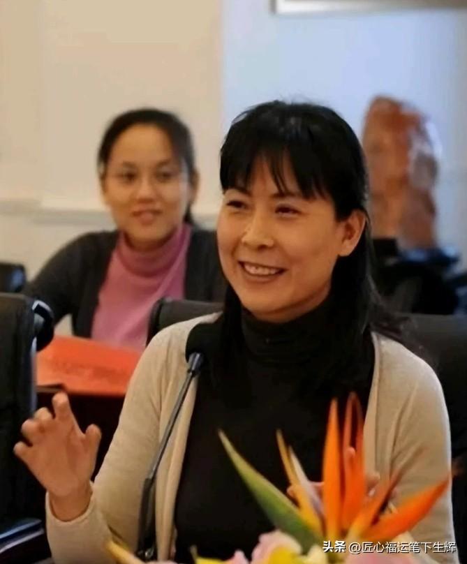 这位是梁天妻子孙凤英，也是巴图的舅妈。
 
英如镝是梁天的外甥，叫她舅妈很正常。