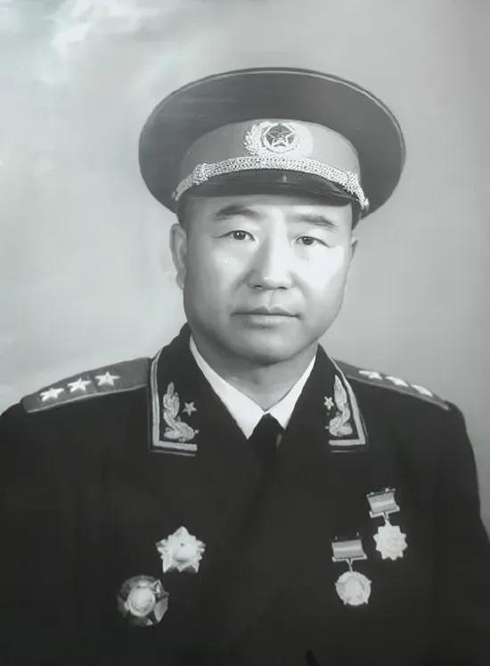 建国后，毛主席奉劝董其武将军去当一名军长，而放弃当兵团副司令，这一举动，令董其武