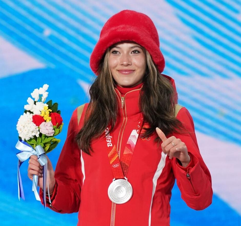 谷爱凌，美国旧金山人，中国自由式滑雪运动员、斯坦福大学学生。22岁，参加两届冬奥