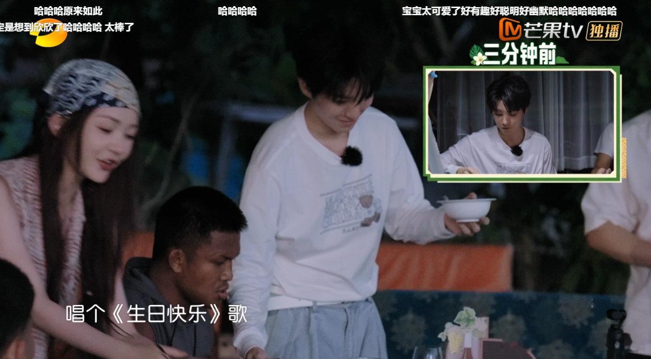 突然停电王俊凯提议唱生日快乐王俊凯生日快乐和秦岚新年快乐异曲同工 中餐厅停电名场