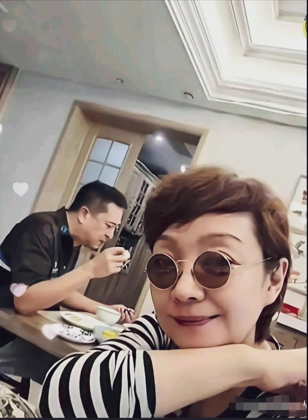 王海燕戴着小墨镜偷拍老公吃饭。张嘉译