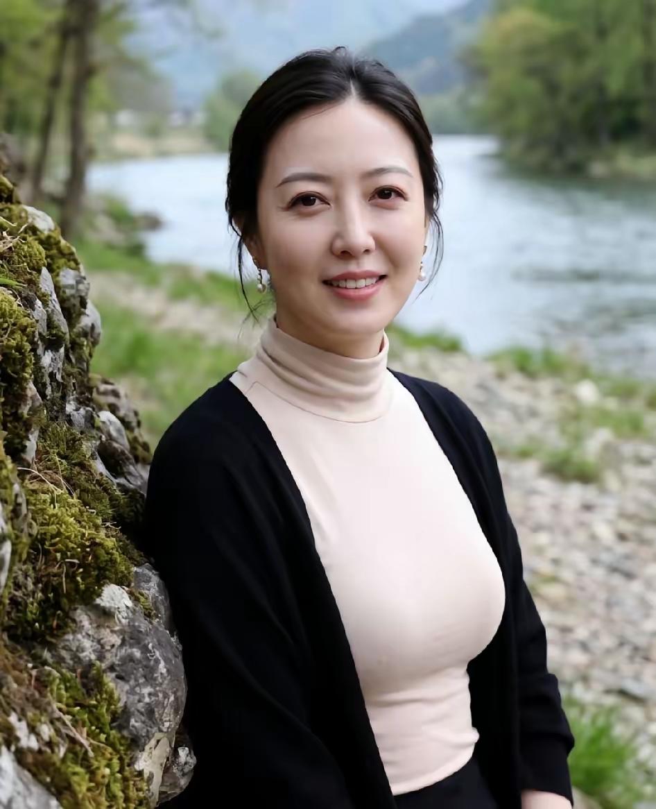 ​猜猜这位美女今年年龄多大了？​
岁月好像没咋在她脸上留痕，不愧是“岁月不败美人
