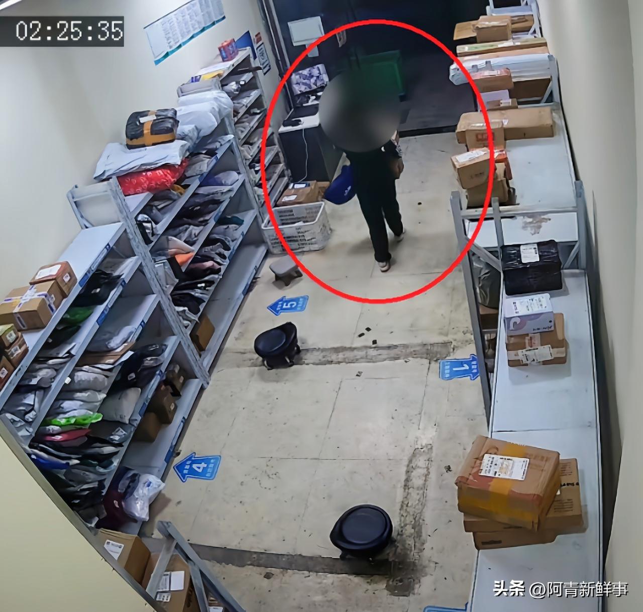 上海，一女子多次网购之后说自己没收到货，要求退款。驿站查系统，她的快递确实显示未
