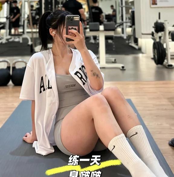 运动女孩儿的对镜自拍
健身穿搭 健身是最好的美容 健康有力量 运动也要穿好看 健