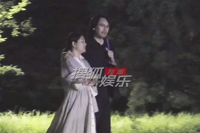 杨天真恋情杨天真和男子散步杨天真恋情来了，和男子深夜散步，着实很亲密