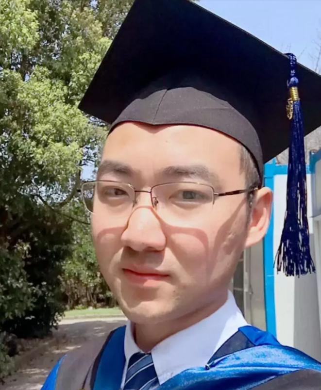 2019年，29岁的上海交通大学硕士张迪，骗奶奶说：“奶奶，我要出国留学几年。”