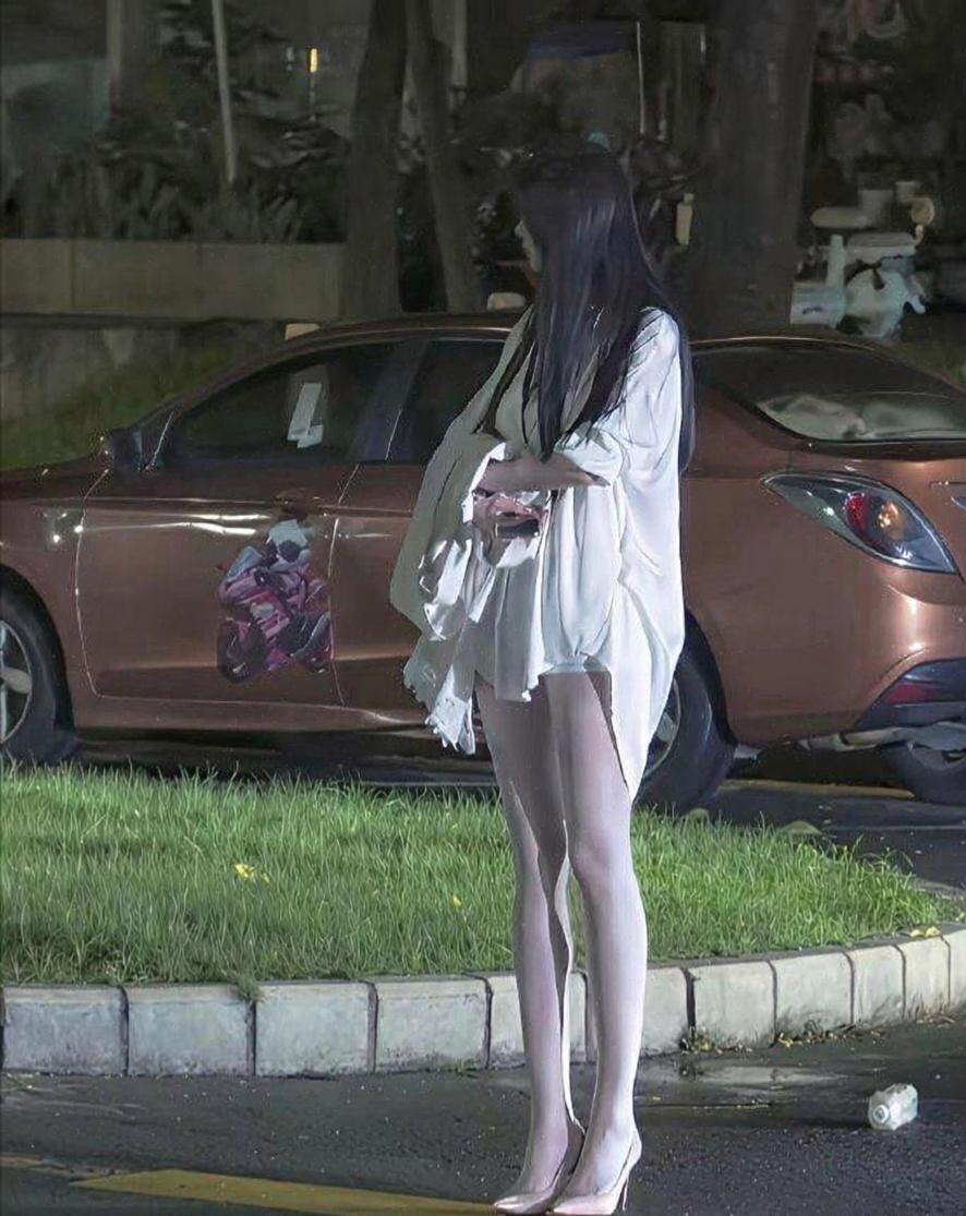 这张图看得心里五味杂陈！
 
配文写着兵败如山倒，一句“感觉要卖票了”，满是无力