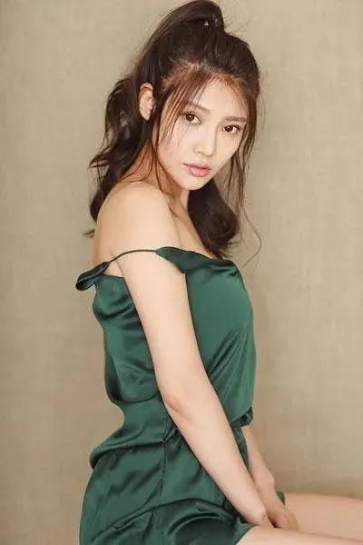 徐冬冬，一位出色的演员，在她的事业中，她始终坚持真诚和敬业的态度，人品和演技一样