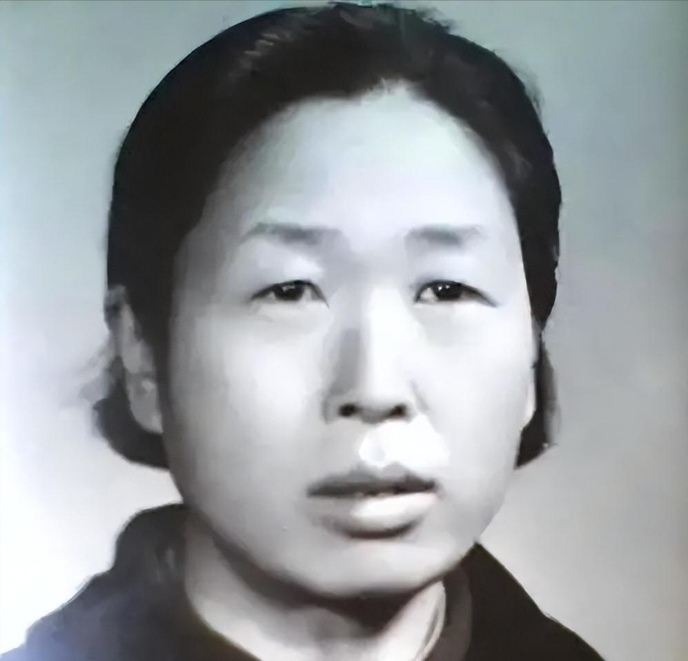 1977年底，原中组部副部长高淑兰被中央免去职务。她收拾好办公桌上的私人物品，交