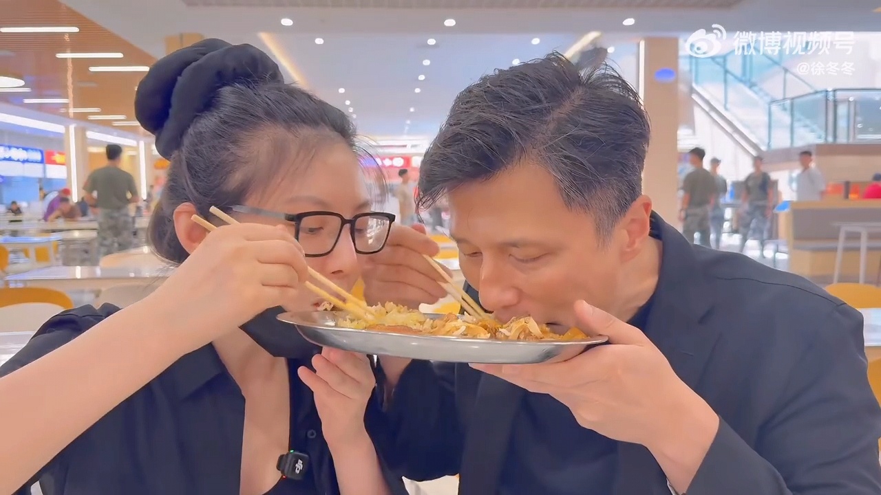 徐冬冬尹子维广东大学食堂撒狗粮 两个人吃一份，还甜蜜互喂，徐冬冬“这样吃饭最香了