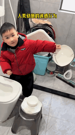 老婆：老公，你今天的碗洗得真干净！
老公：不是我，你宝贝儿子洗的。
老婆：儿子，