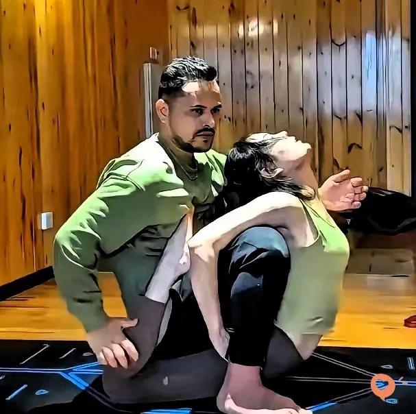 披着羊皮的恶徒终会暴露真面目！

河南郑州的一家连锁瑜伽馆，爆出一桩丑闻。一个印