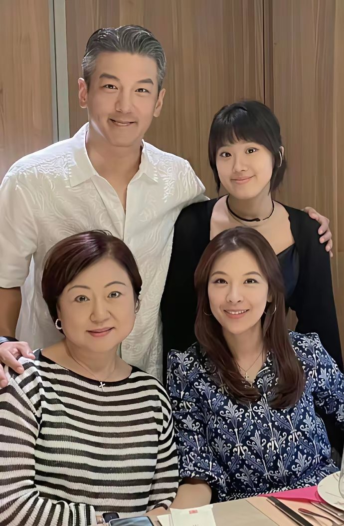 林若亚结婚10周年了，晒出与孙志浩甜蜜婚纱照，还放了一张贾静雯的，转眼梧桐妹都2