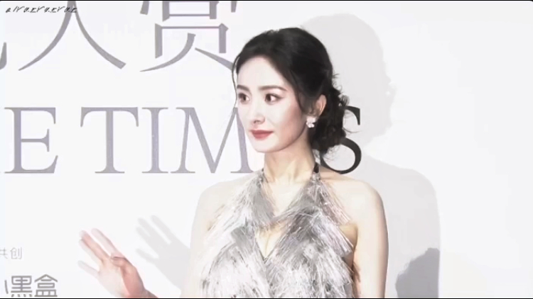 被闪光灯弥补光线不足的瞬间#栩栩华生时尚文化大赏##杨幂穿特别定制# ​​​