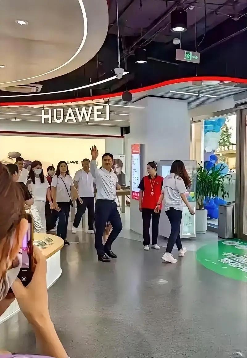 刘强东非常支持国产品牌的，到华为店里