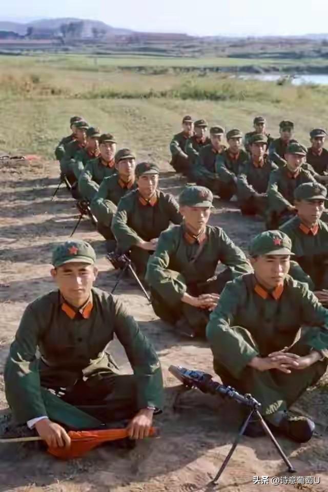 1982年深秋时节，我跟着部队来到大王庄执行灭鼠任务。那天在村子北边的坟地勘察地