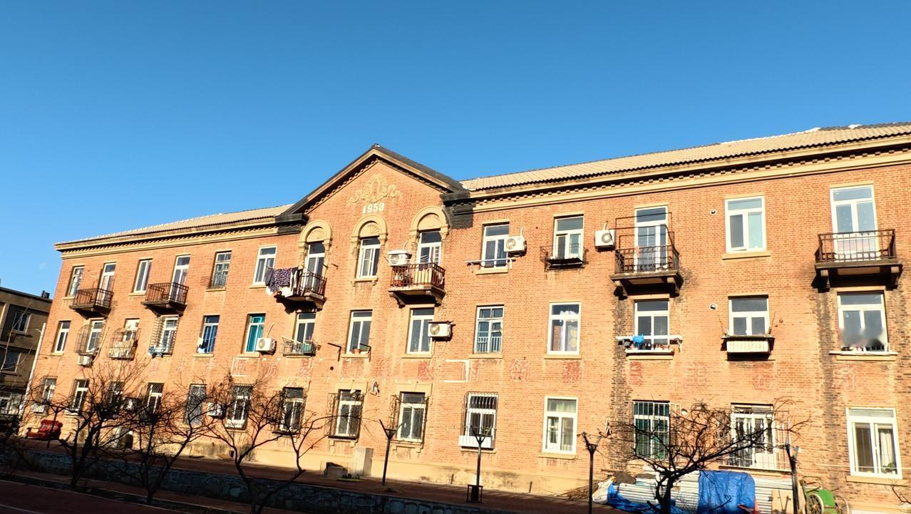 甘井子区泡崖街道东部老居民区，有块空了六七年的地块终于有新动静。这块地曾在202