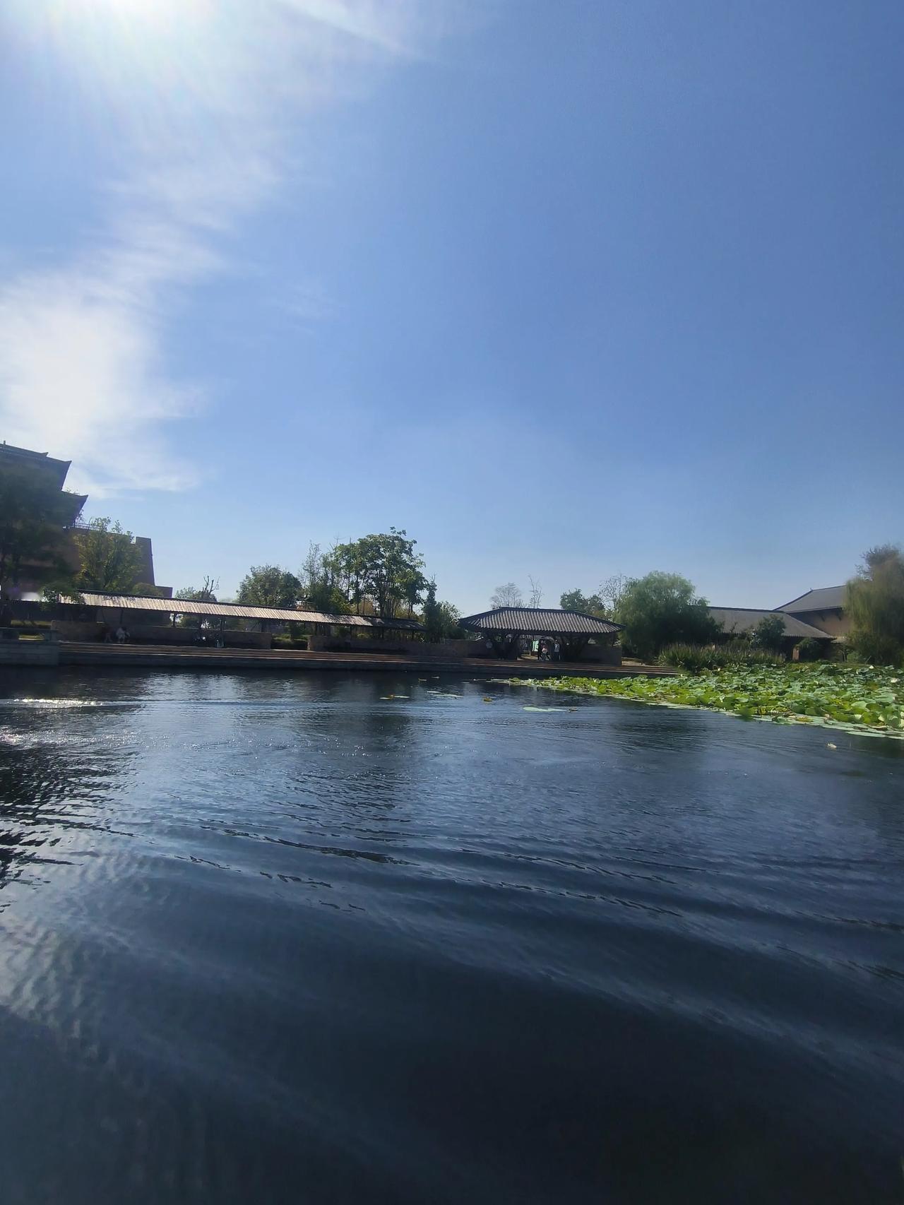 ​旅游的核心是什么？有人说，是你从你自己呆腻的地方跑到别人呆腻的地方去消费，有人