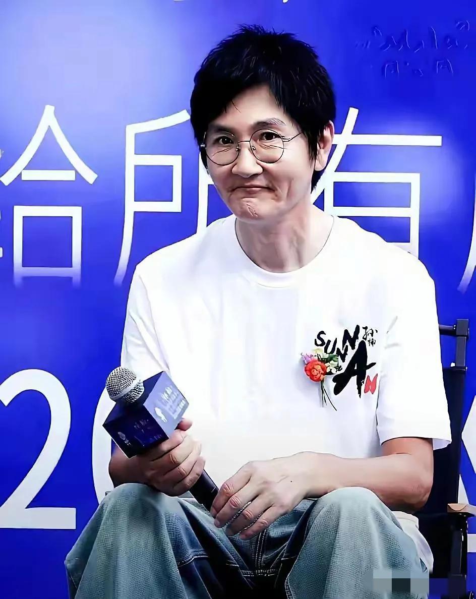哇塞，镜头里56岁的孙楠发型乌黑，文质彬彬，眼角皱纹粗粝，下巴崎岖不平，法令纹异